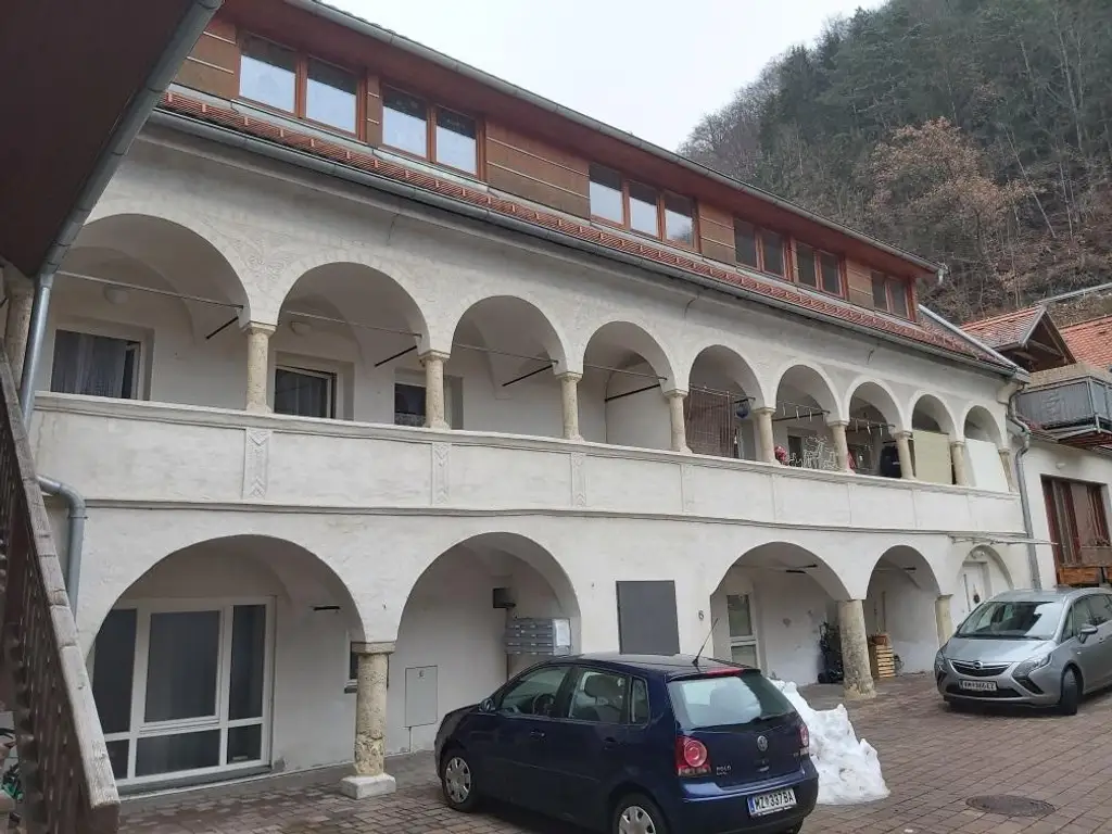 Zentrale 2-Zimmer-Wohnung mit Küchenblock im 2. Obergeschoß (Dachgeschoß) am Hauptplatz in Kapfenberg zu mieten !
