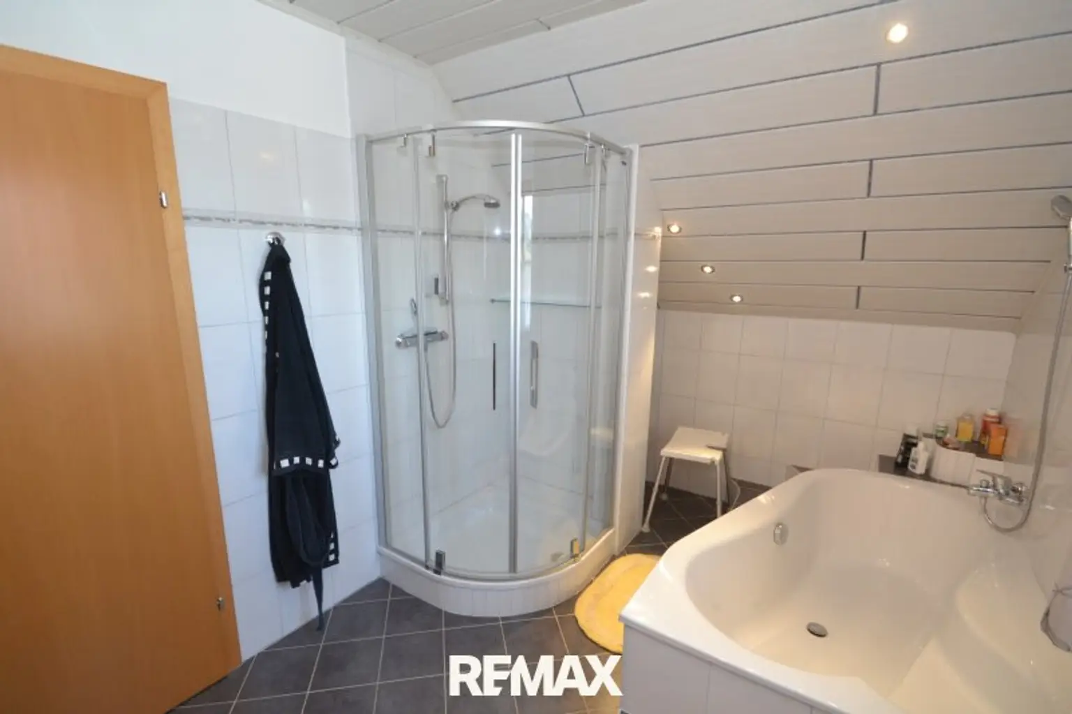 Badewanne und Dusche