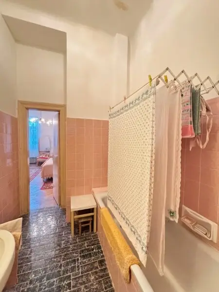 ++NEU++ Wohnungspaket! Seltene Gelegenheit: ZWEI nebeneinanderliegende Stilaltbauwohnungen nahe Park – unbefristet vermietet!  Prächtige Liegenschaft beim Ebner-Eschenbach-Park!