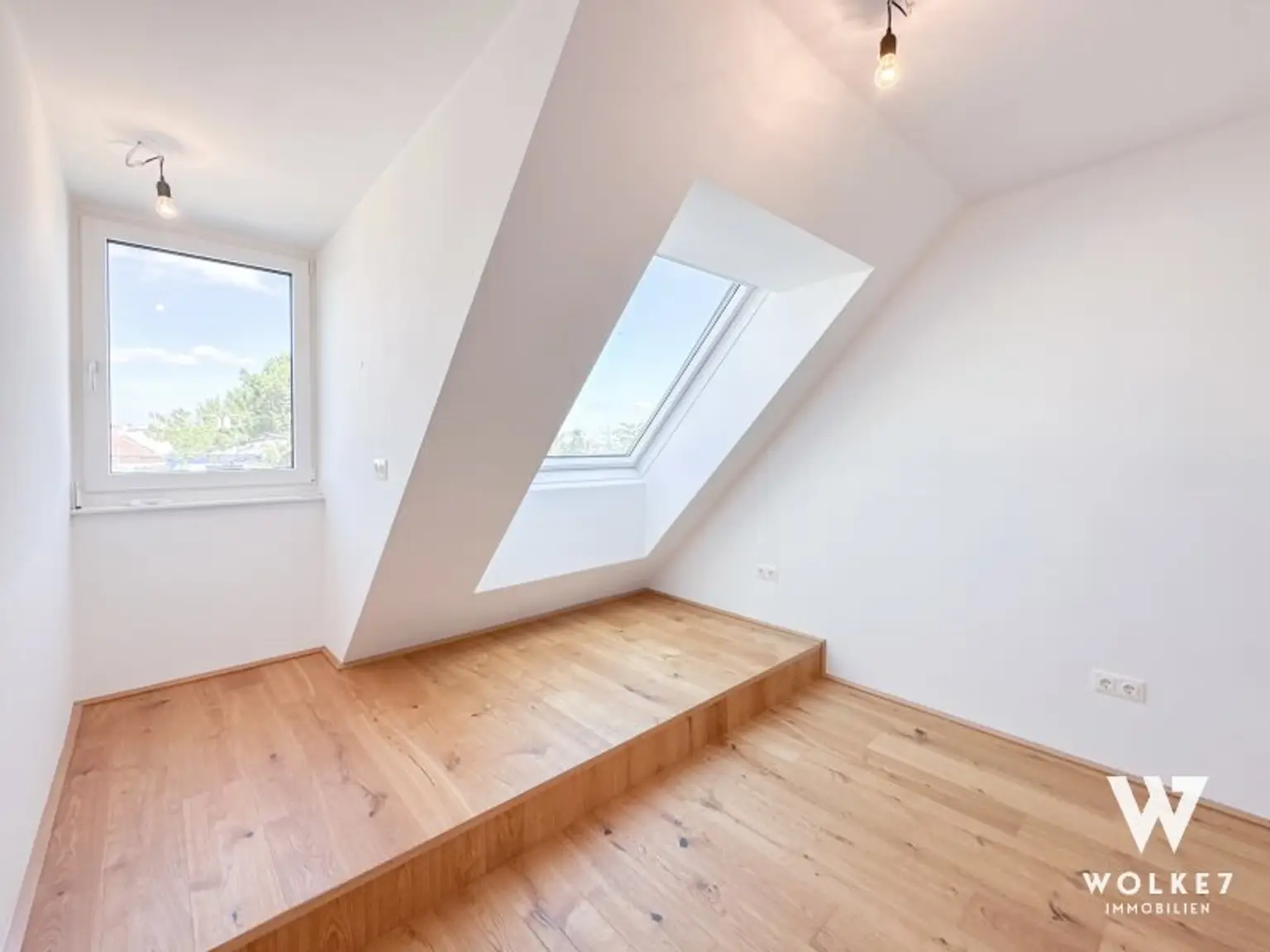 Exklusive 3-Zimmer-Dachgeschoss-Maisonette mit der Terrasse und Tiefgaragenplatz