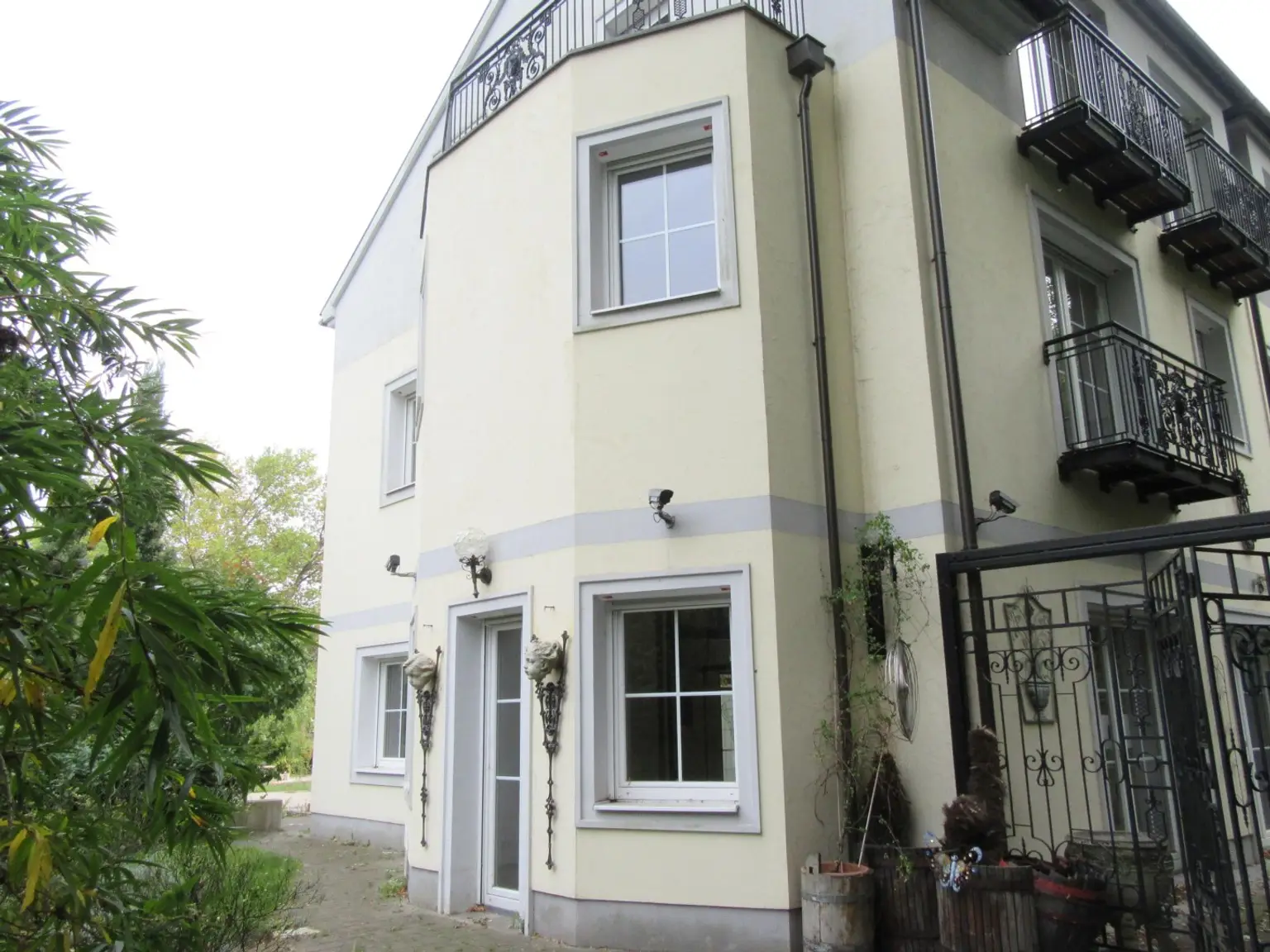REPRÄSENTATIVE VILLA MIT BLICK IN DEN SCHLOSSPARK