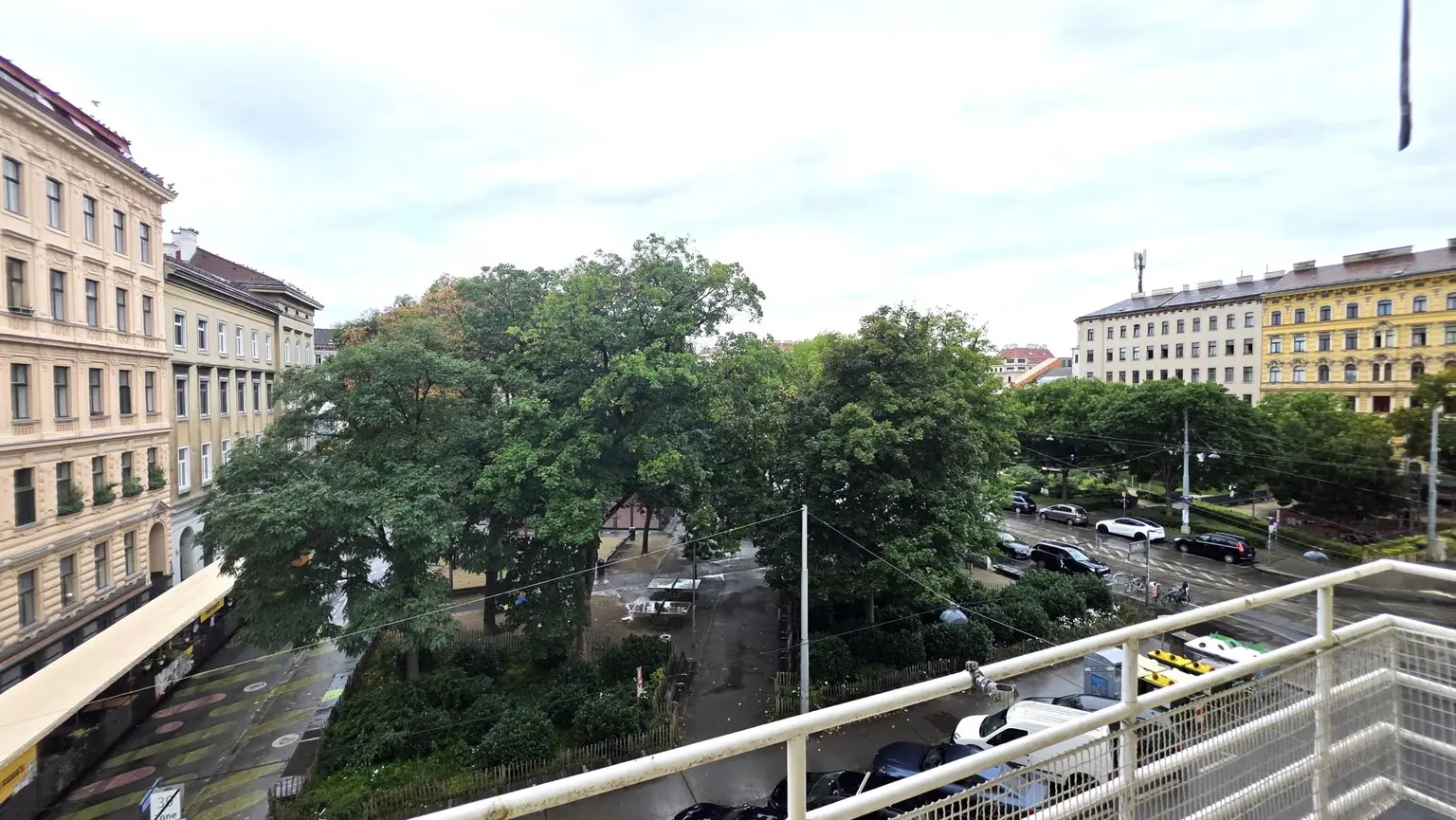 URBAN-LORITZ-PLATZ: Sanierungsbedürftige 3-Zimmer-Altbauwohnung mit Balkon