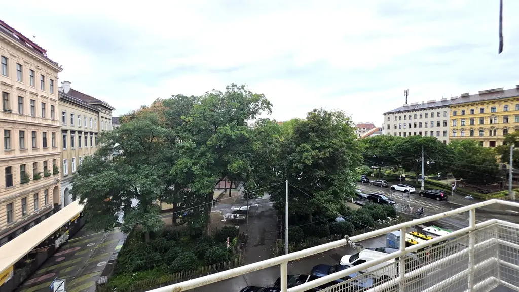 URBAN-LORITZ-PLATZ: Sanierungsbedürftige 3-Zimmer-Altbauwohnung mit Balkon