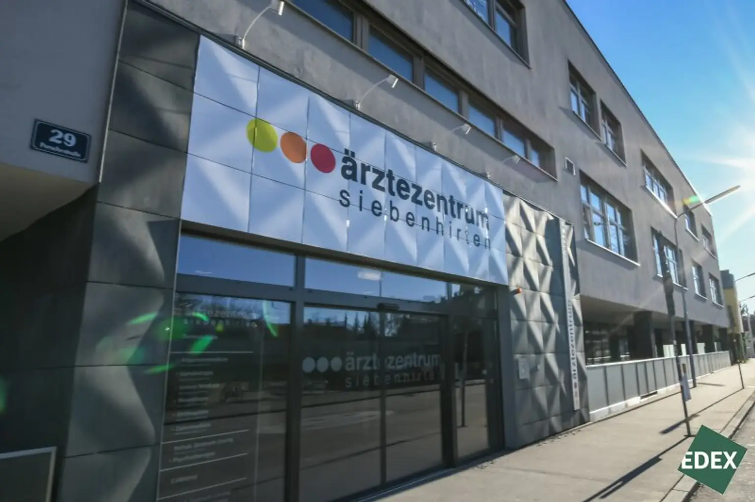 ÄRZTEZENTRUM SIEBENHIRTEN - Große Arztpraxis Nähe U6