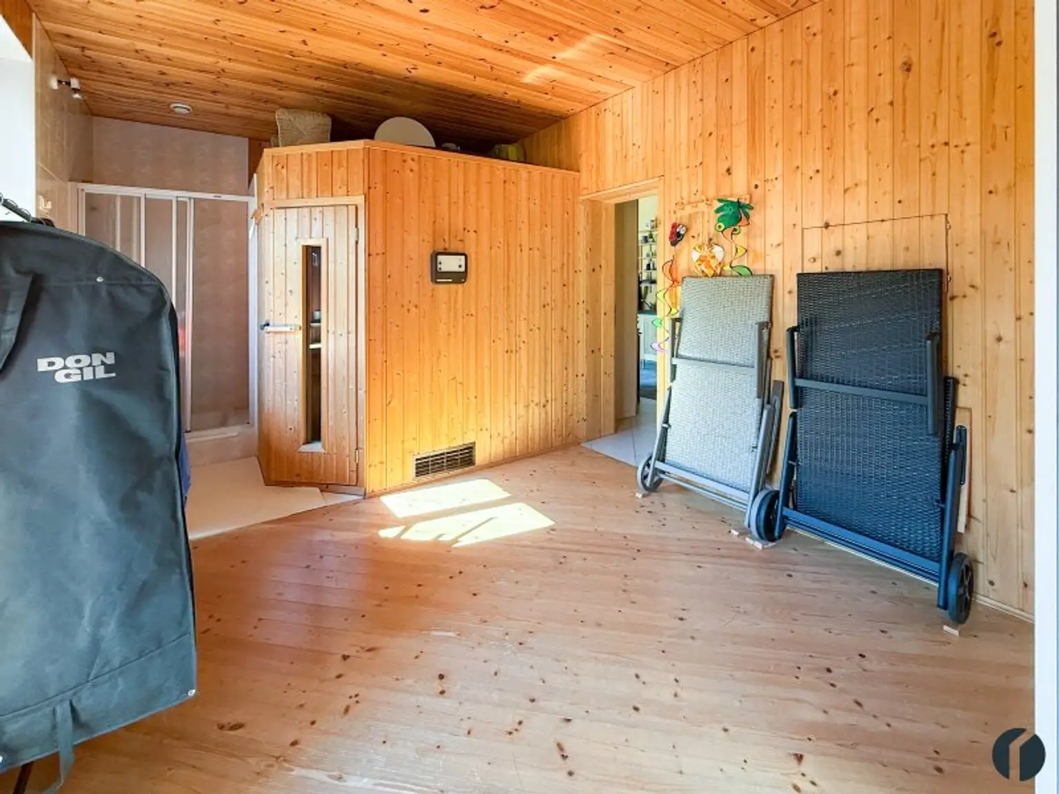 Stauraum mit Dusche und Sauna