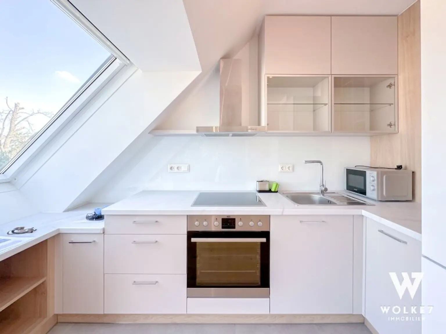 Exklusive 3-Zimmer-Dachgeschoss-Maisonette mit der Terrasse und Tiefgaragenplatz