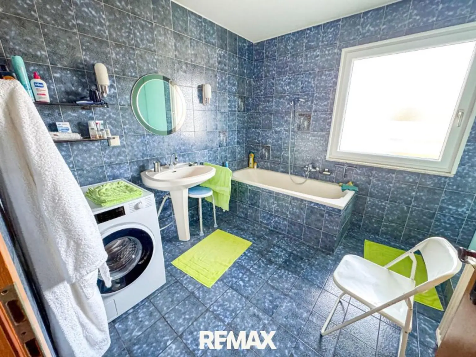 Badezimmer mit Badewanne und Dusche EG