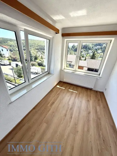 RUHIGE 74 m² 3-ZIMMER-WOHNUNG IM OBERGESCHOSS EINES ZWEIFAMILIENHAUSES MIT GARTENFLÄCHE, ABSTELLRAUM & PARKPLATZ ZU MIETEN!