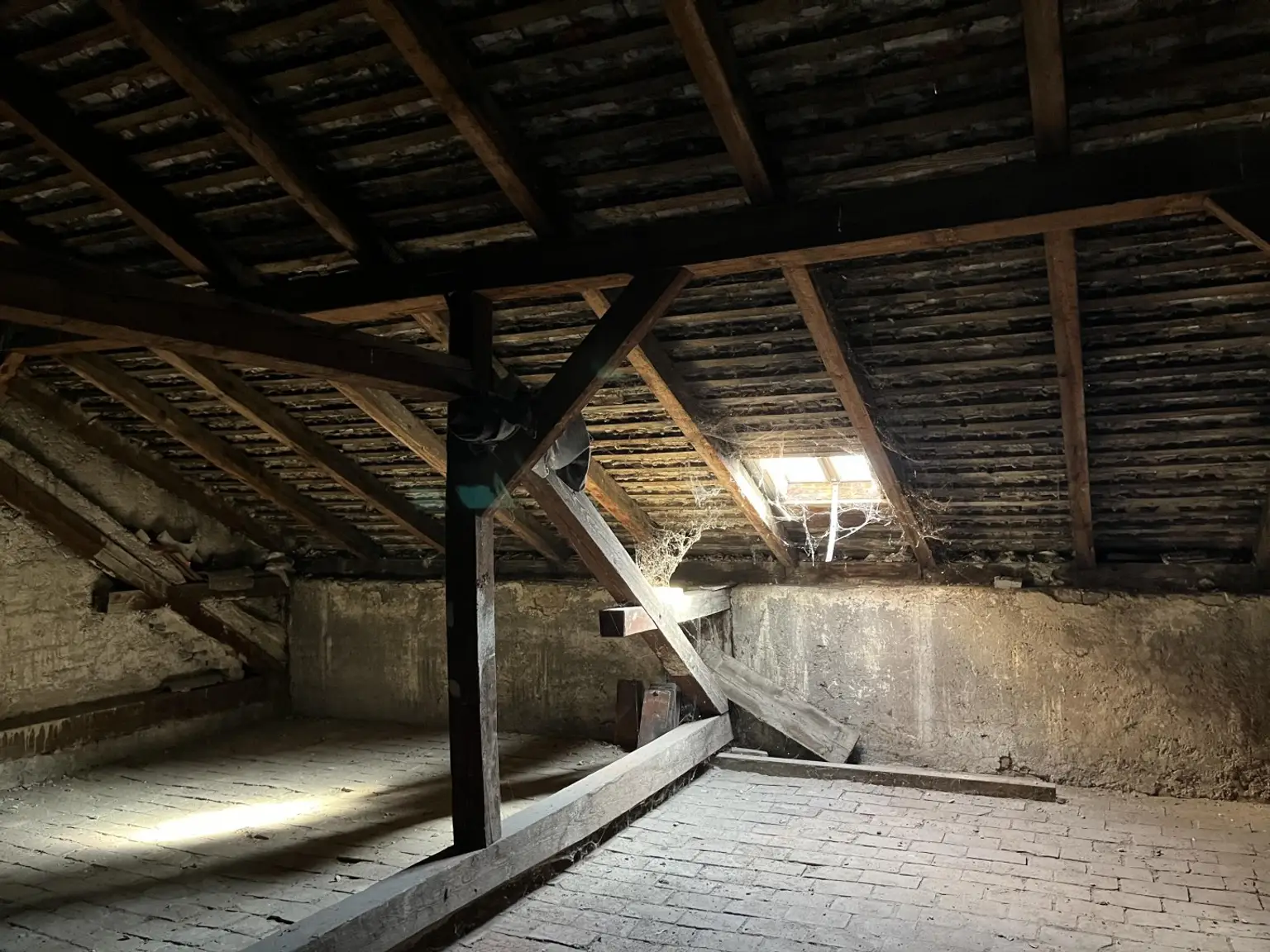 Dachboden straßenseitig