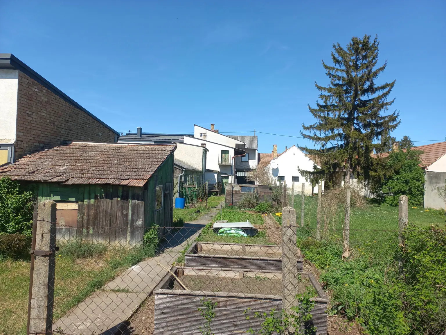 Garten mit Holzgartenhütte