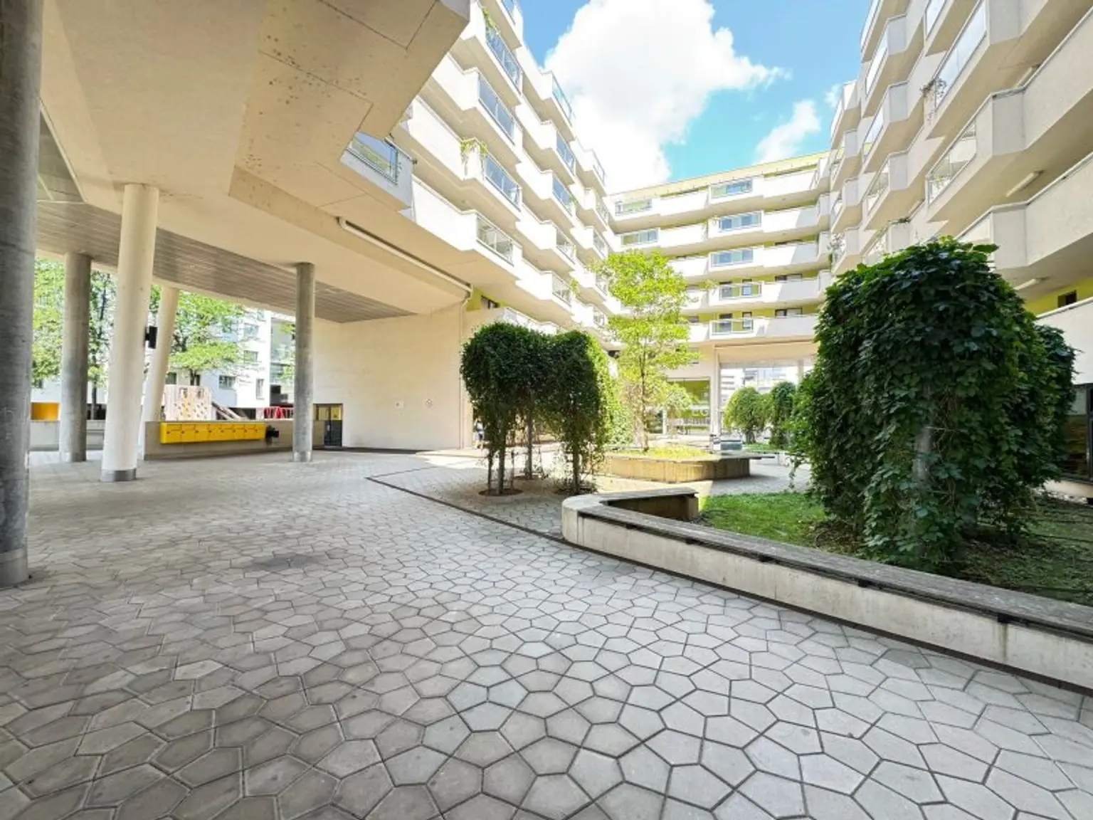 OPEN HOUSE-Besichtigung mit Einzelterminen, am Samstag, den 09.08.2025, ab 10:00 Uhr! Möblierte Vierzimmerwohnung mit großzügiger Loggia,Fernblick inkl. Garagenplatz im Herzen von Stadlau