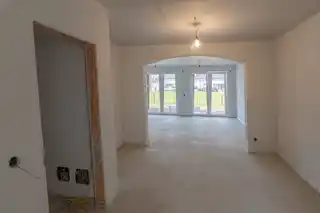Blick von der Küche zum Wohnbereich und Terrassenausgang