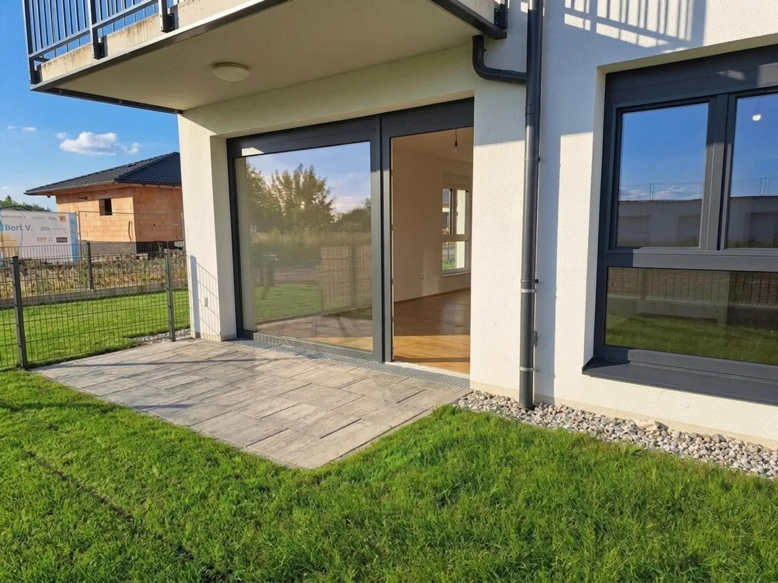 Neubau: Ca. 73 m² Wohnung mit ca. 43 m² Eigengarten