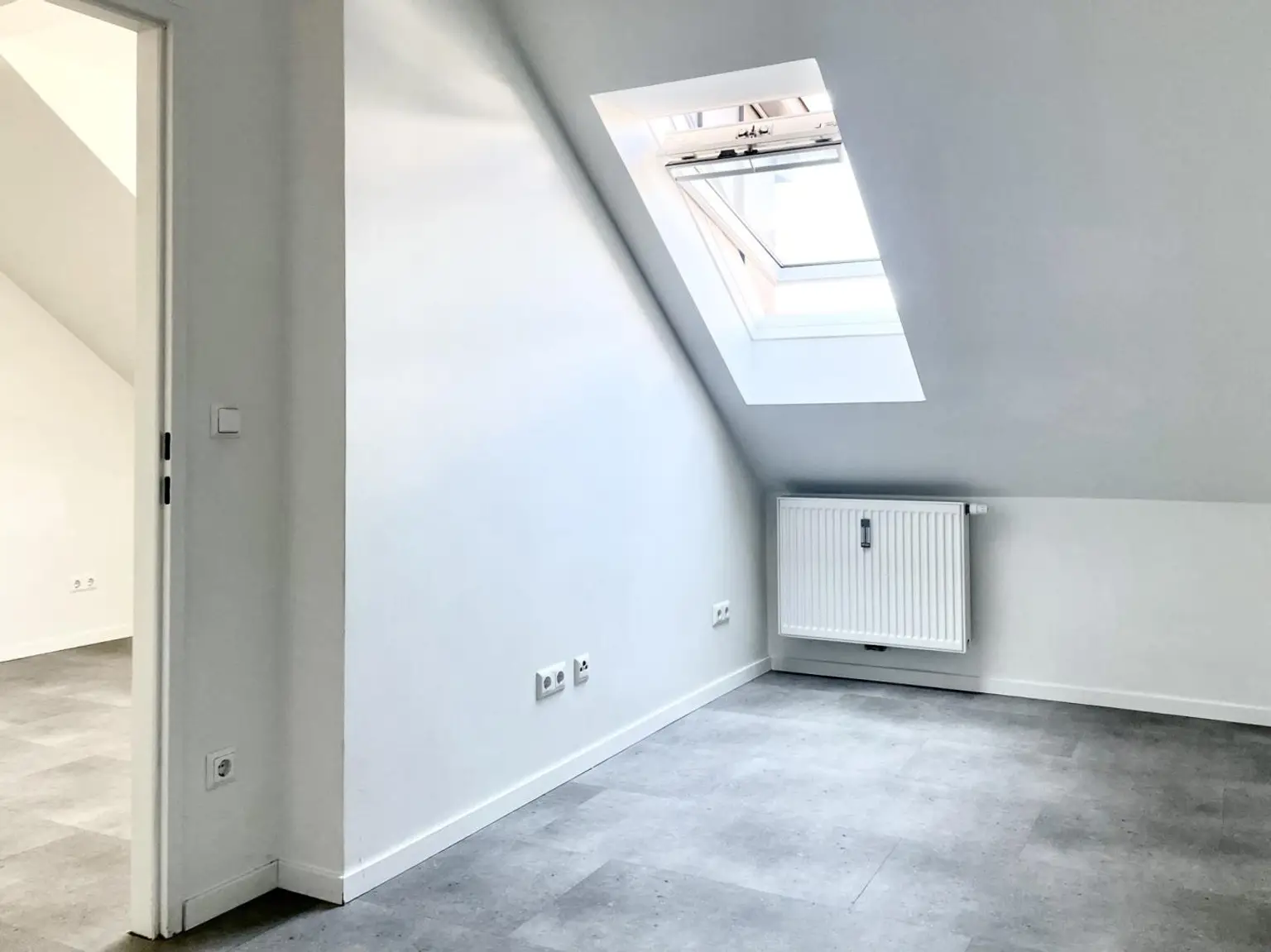 Modern sanierte Dachgeschosswohnung mit hochwertiger Klimaanlage
