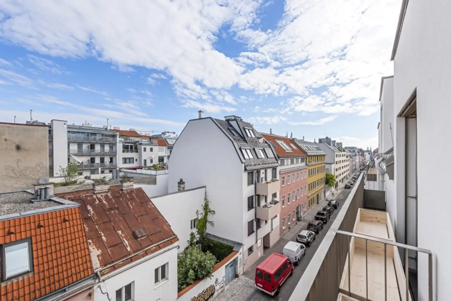 HERRLICHE DACHGESCHOSSWOHNUNG MIT BALKON UND FAN COIL KÜHLUNG
