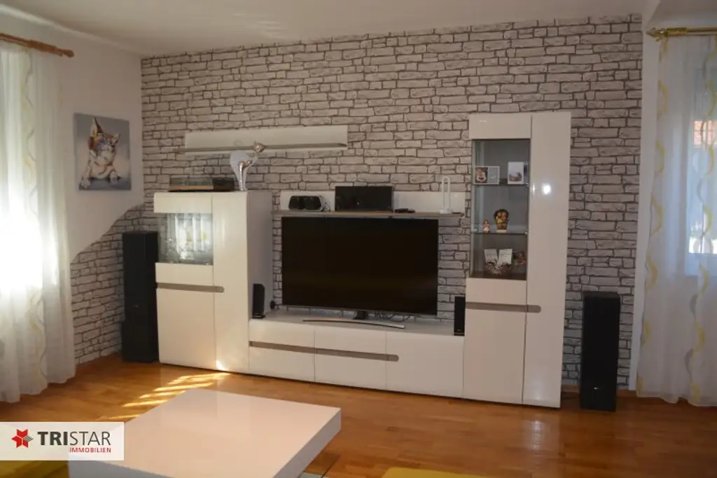 Außerordentlich gepflegtes Wohnhaus mit tollem Platzangebot