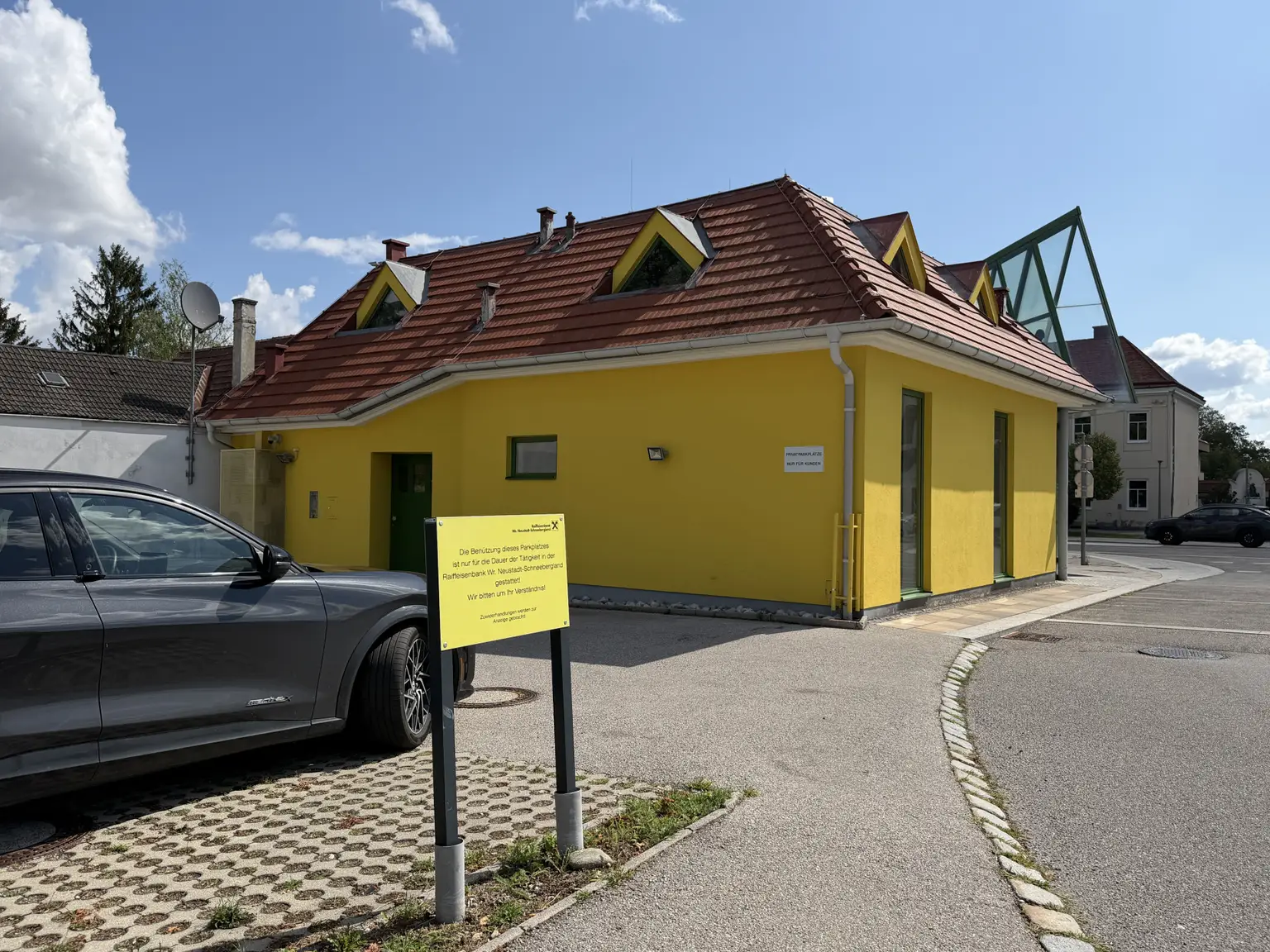 Rück- und Seitenansicht, Parkplatz, Hintereingang
