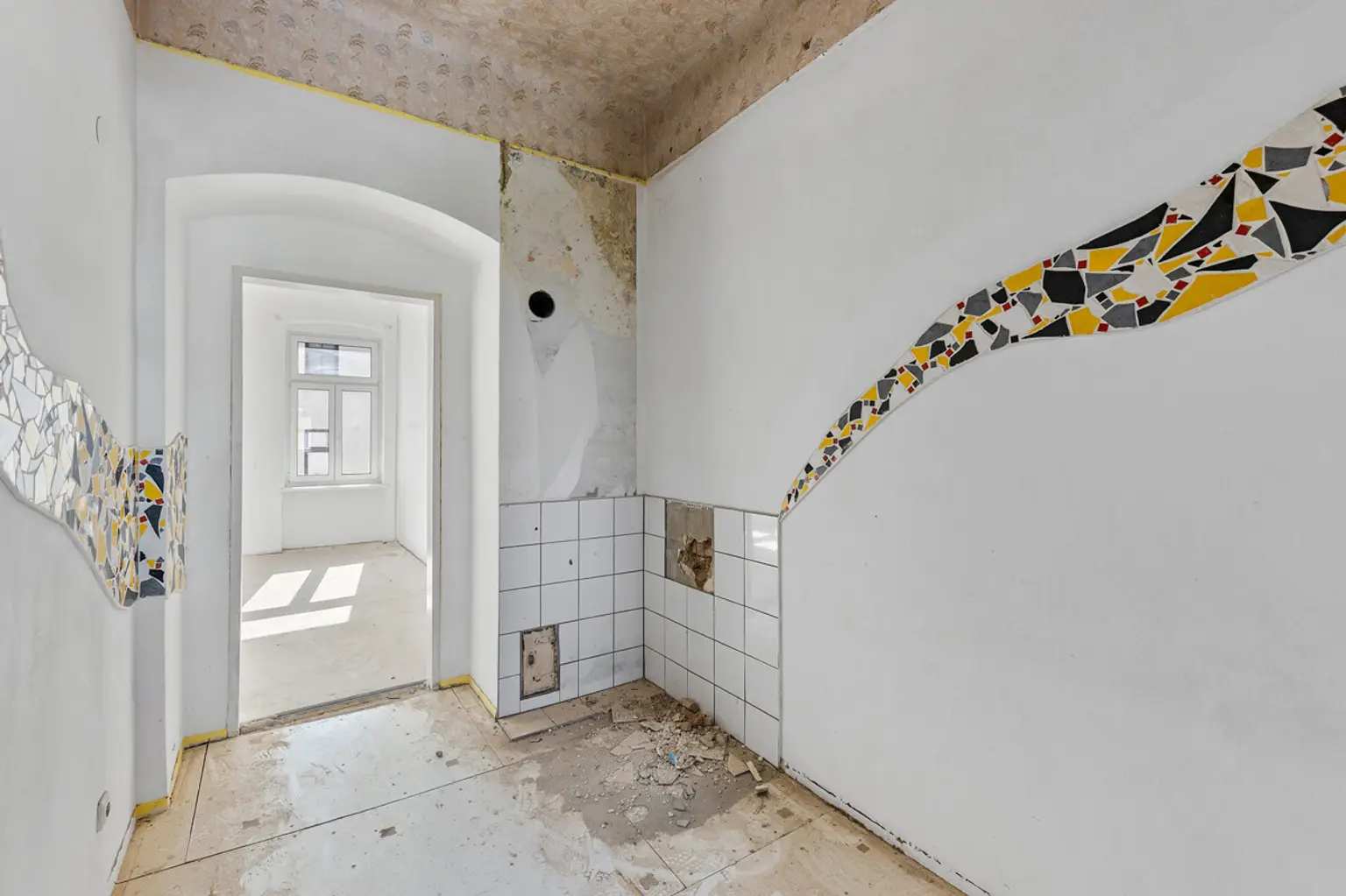 Helle Altbauwohnung inklusive Balkon - sanierungsbedürftig