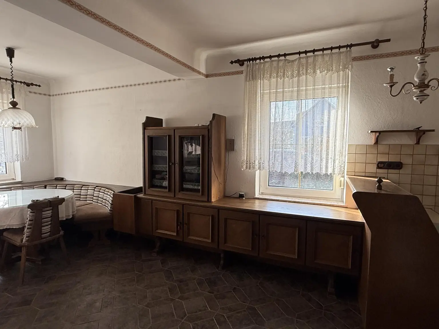 Renovierungsbedürftiges Einfamilienhaus mit idyllischem Garten in Sackgasse