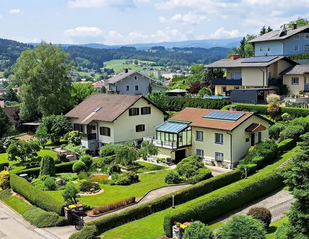 Gartenparadies: Toller Bungalow mit Wintergarten in Top-Lage