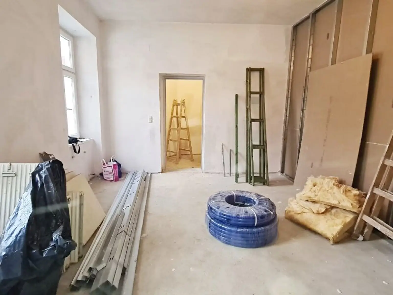 SEEGASSE, ERSTBEZUG, unbefristete 73 m2 Altbau, Wohnküche, 2 Zimmer, Duschbad, Parketten, Hofruhelage, U4-Nähe