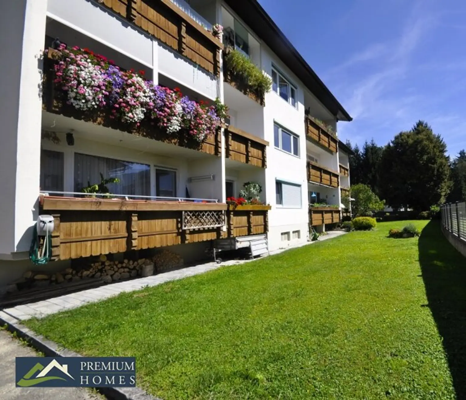Hausansicht und der blühende Balkon zeigt die Wohnung