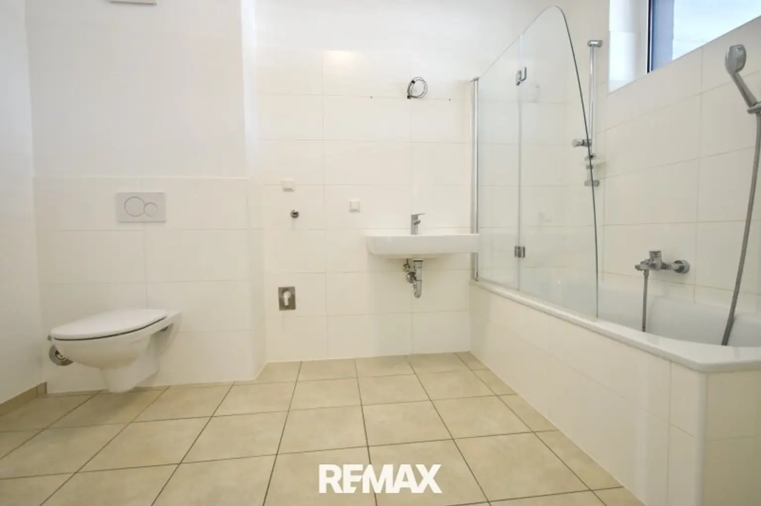 Tageslichtbadezimmer mit WC