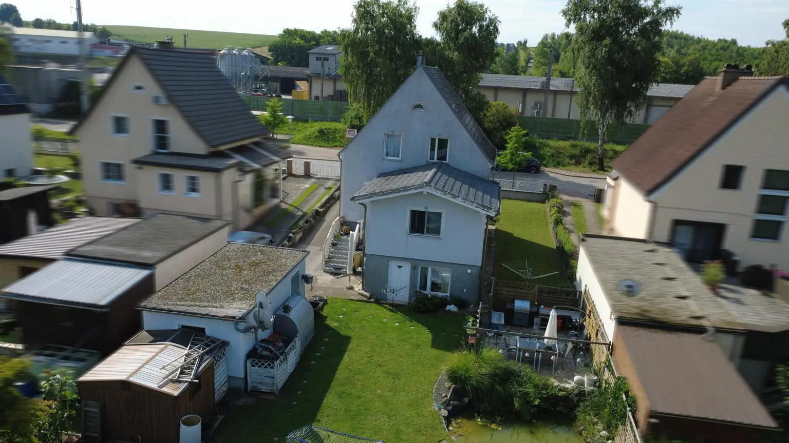 Einfamilienhaus mit Pool und großem Garten in verkehrsgünstiger Lage
