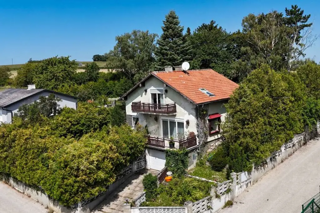 Landhaus mit Potential auf Anhöhe mit traumhaftem Weitblick ins Land