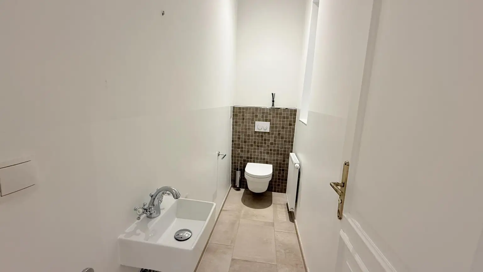 Prachtvolle Beletage mit Balkon in Bestlage am Rochusmarkt! Komplett möbliert.