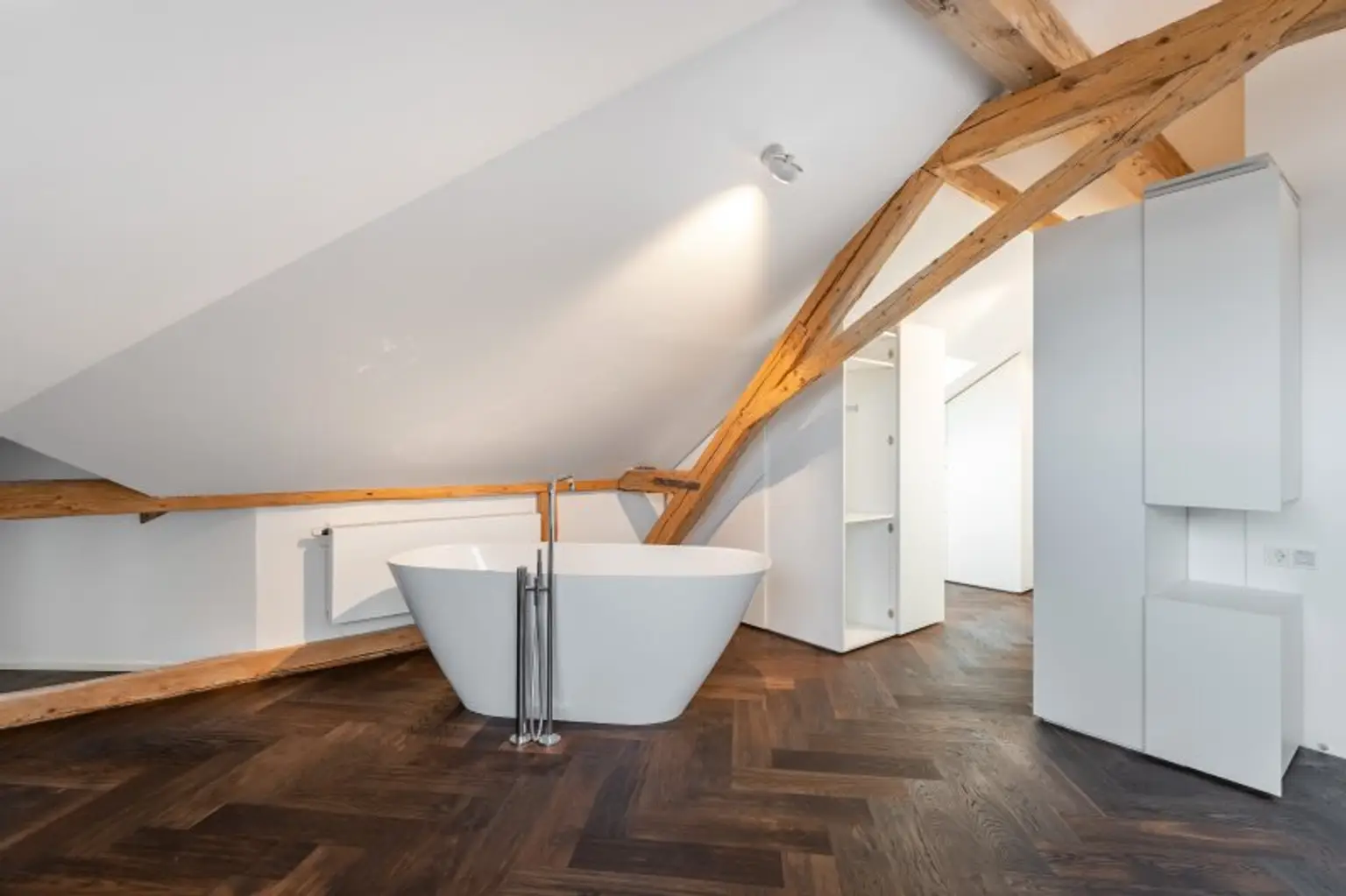 Schlafzimmer mit ca. 25m² und Design-Badewanne