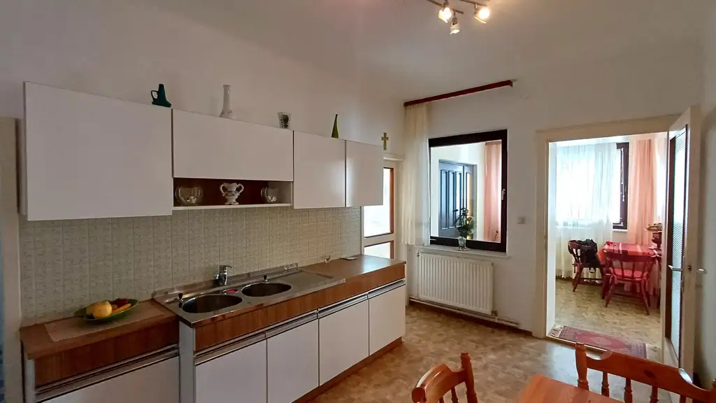 Einfamilienhaus, teilunterkellert mit Nebengebäuden und Garten