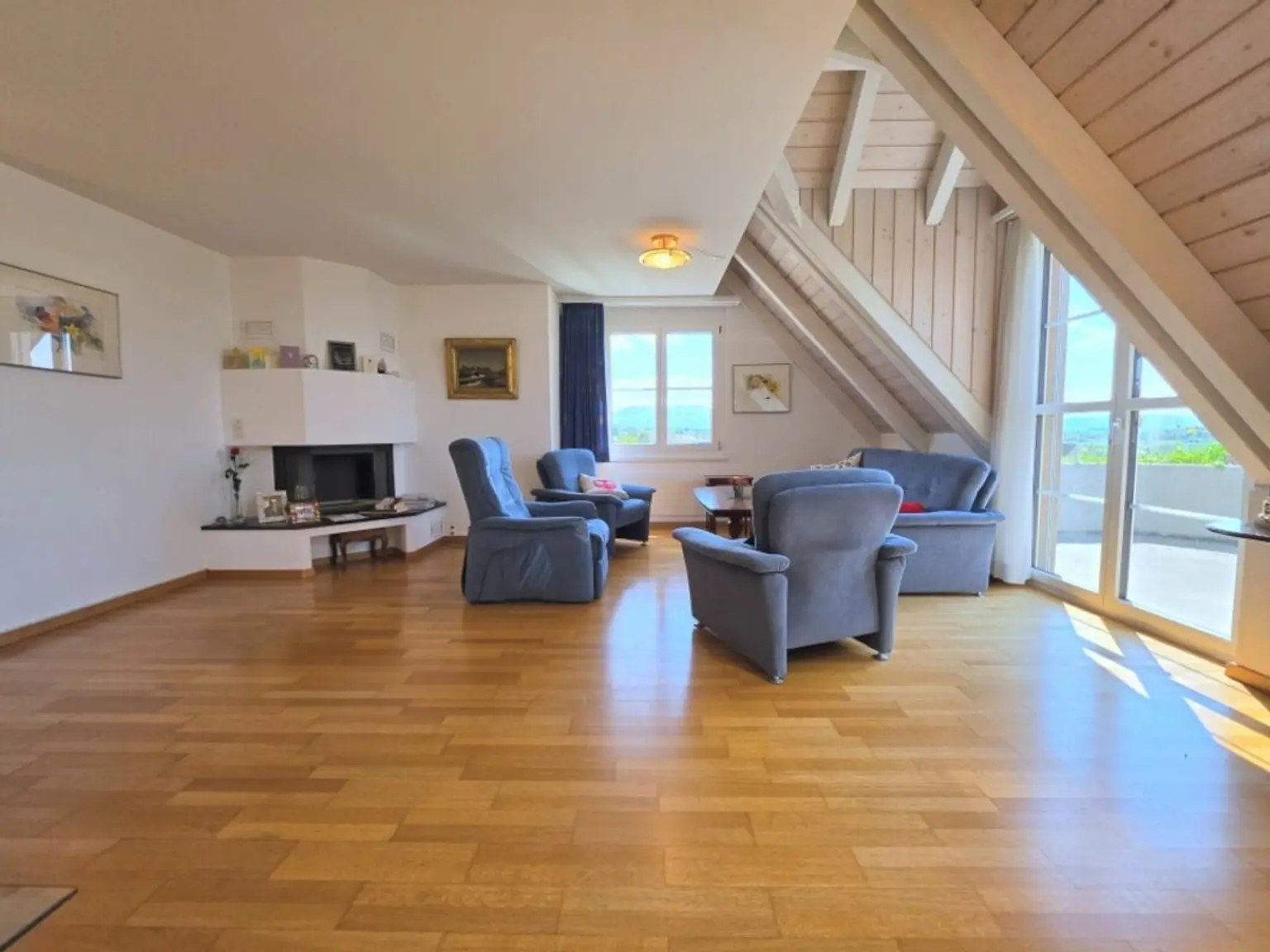 Dachgeschoss Wohnung mit wunderbarer Aussicht, an ruhiger, kinderfreundlicher Lage!