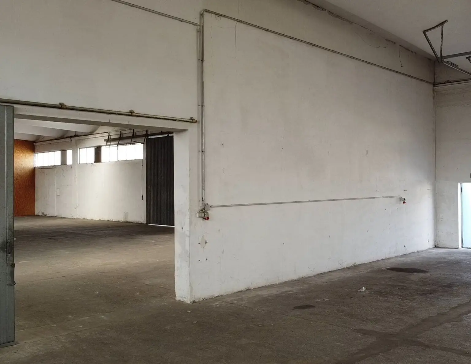 Großzügige Industriehalle in St. Valentin - 1311 m² zur Miete für Ihre Geschäftsideen, inkl. Büroräume auf 2 Etagen