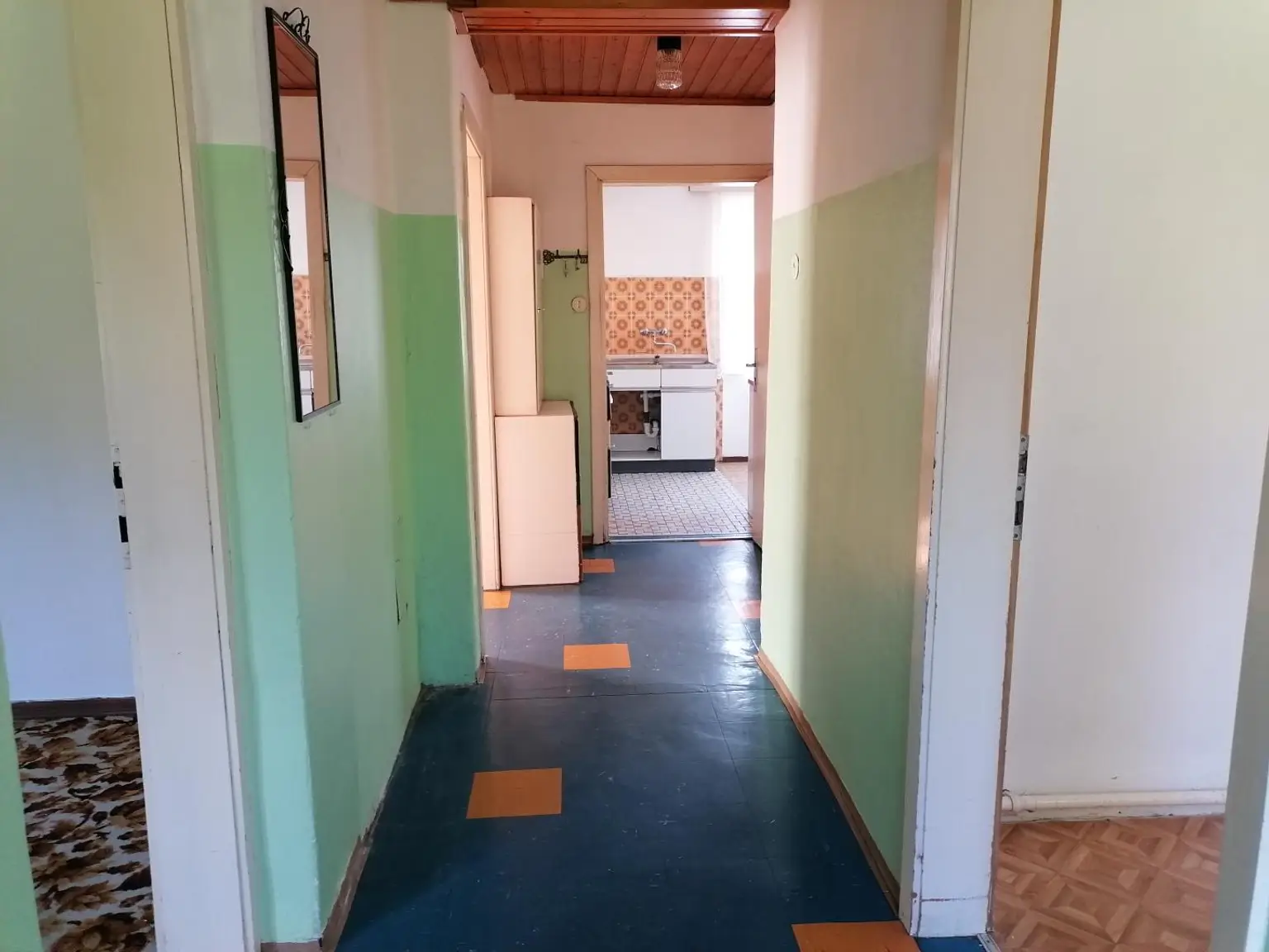 Sanierungsbedürftiges Familienhaus mit Nebengebäuden in Traumlage