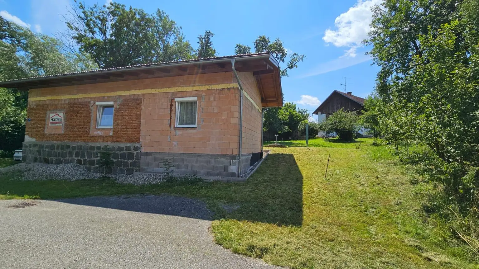 Innviertel-Highlight! Schöner neuwertiger Bungalow mit gr. Garage und schönem Garten in Eggerding nahe Andorf und Schärding zu verkaufen!