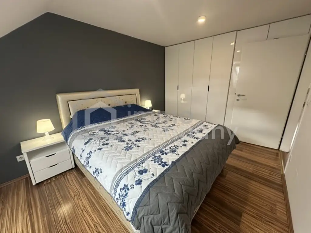 Dachgeschosswohnung in 1040 Wien – modern, geräumig, mit Balkon!