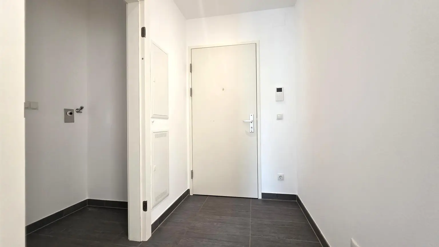 Super-schicke Neubauwohnung direkt am Hunyadi Schlosspark - NEUE KÜCHE!!