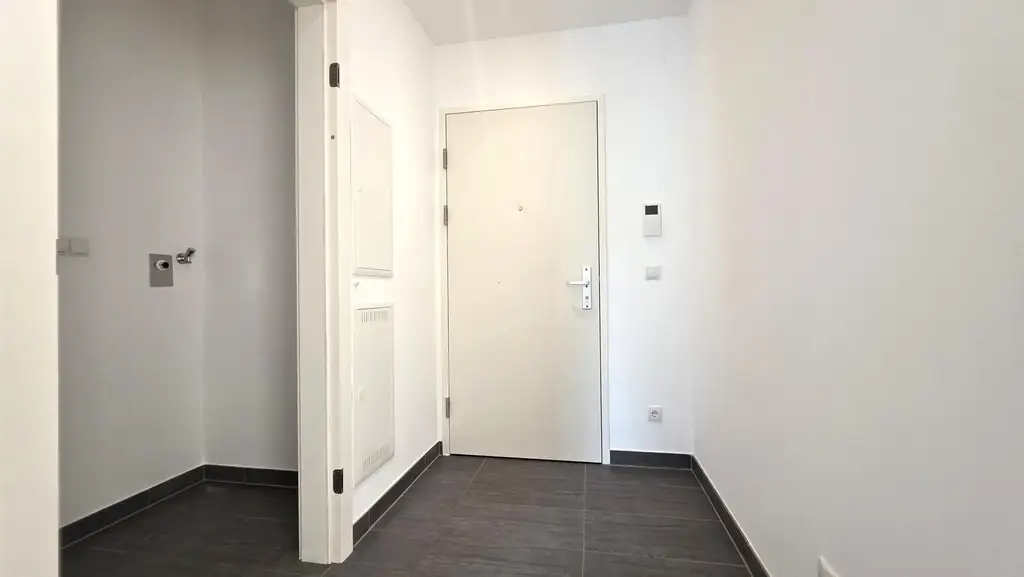 Super-schicke Neubauwohnung direkt am Hunyadi Schlosspark - NEUE KÜCHE!!