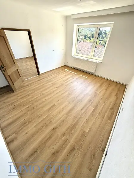 RUHIGE 74 m² 3-ZIMMER-WOHNUNG IM OBERGESCHOSS EINES ZWEIFAMILIENHAUSES MIT GARTENFLÄCHE, ABSTELLRAUM & PARKPLATZ ZU MIETEN!