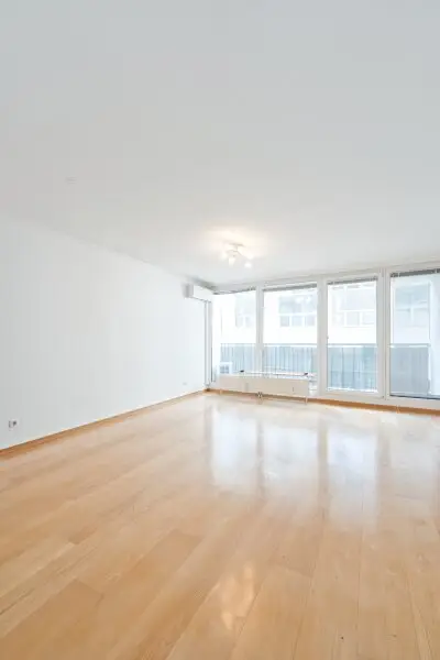 Moderne 2,5-Zimmer-Wohnung mit Balkon, Klimaanlage & hervorragender Anbindung