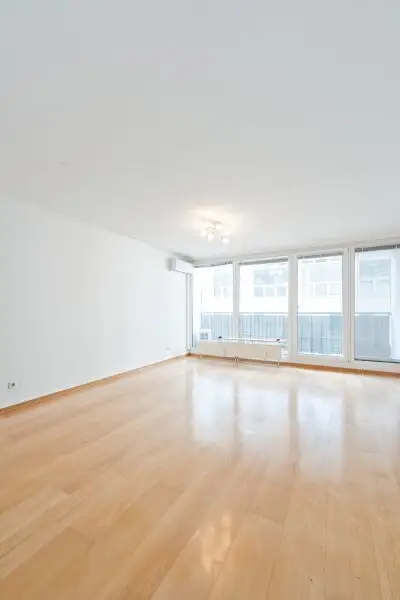 Moderne 2,5-Zimmer-Wohnung mit Balkon, Klimaanlage & hervorragender Anbindung