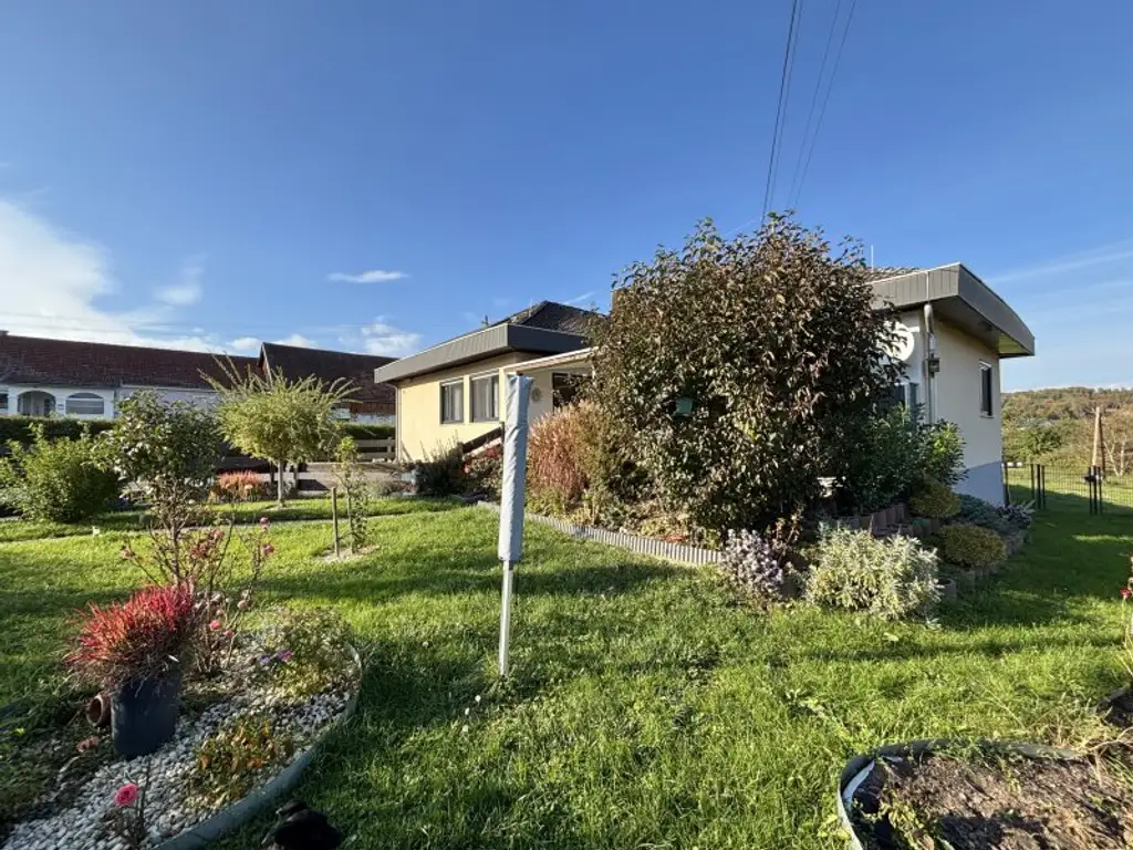 ** FAMILYS BEST **   Reinersdorf !! Bungalow mit ca. 122 m2 Wfl. in ruhiger, idyllischer Ortsrandlage mit ca. 1.200 m2 Eigengrund !!