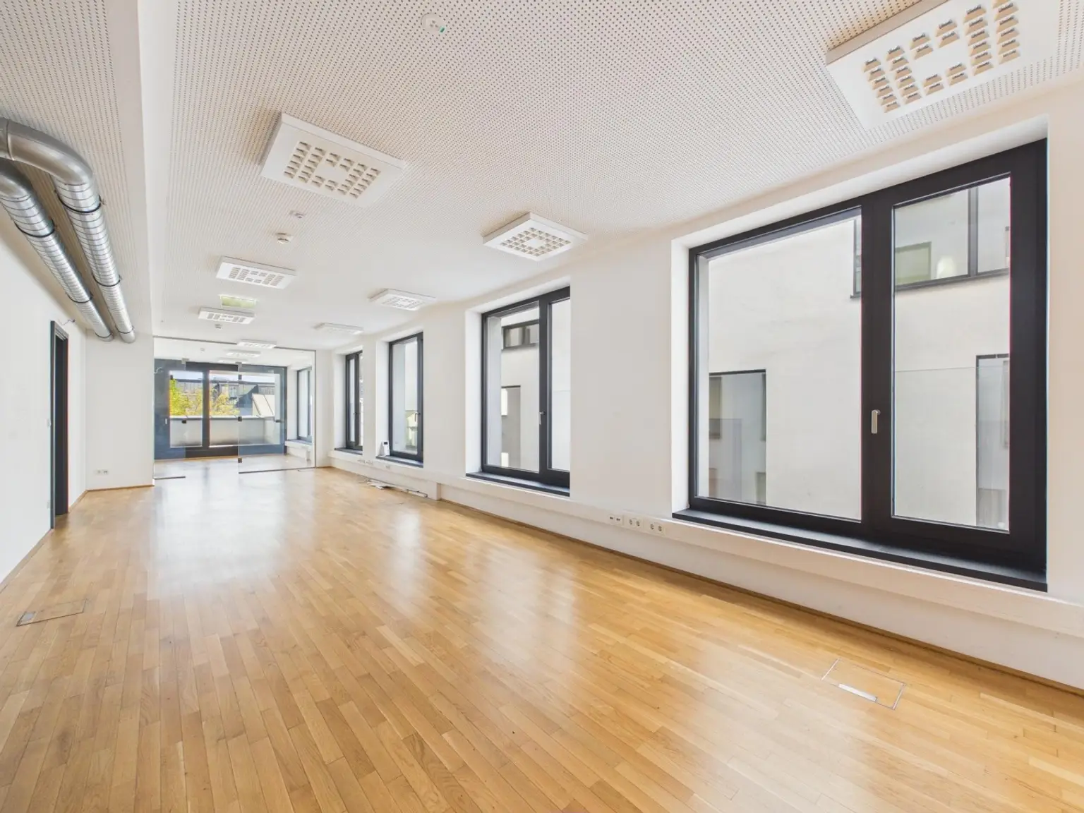 CAM04191G0-PR0086-STILL002