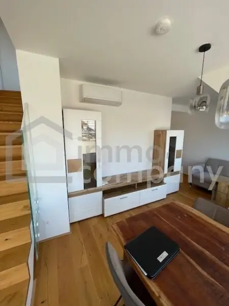 Dachgeschossmaisonette mit einer Traumterrasse und vollmöblierter Küche