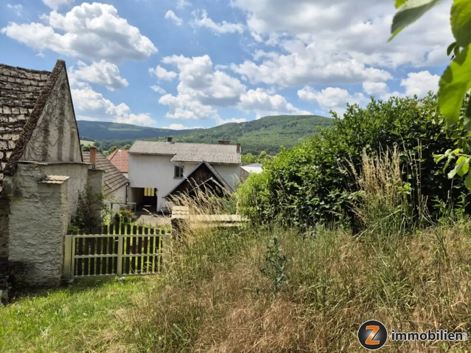 Blick zum Haus und zum Naturpark Geschriebenstein