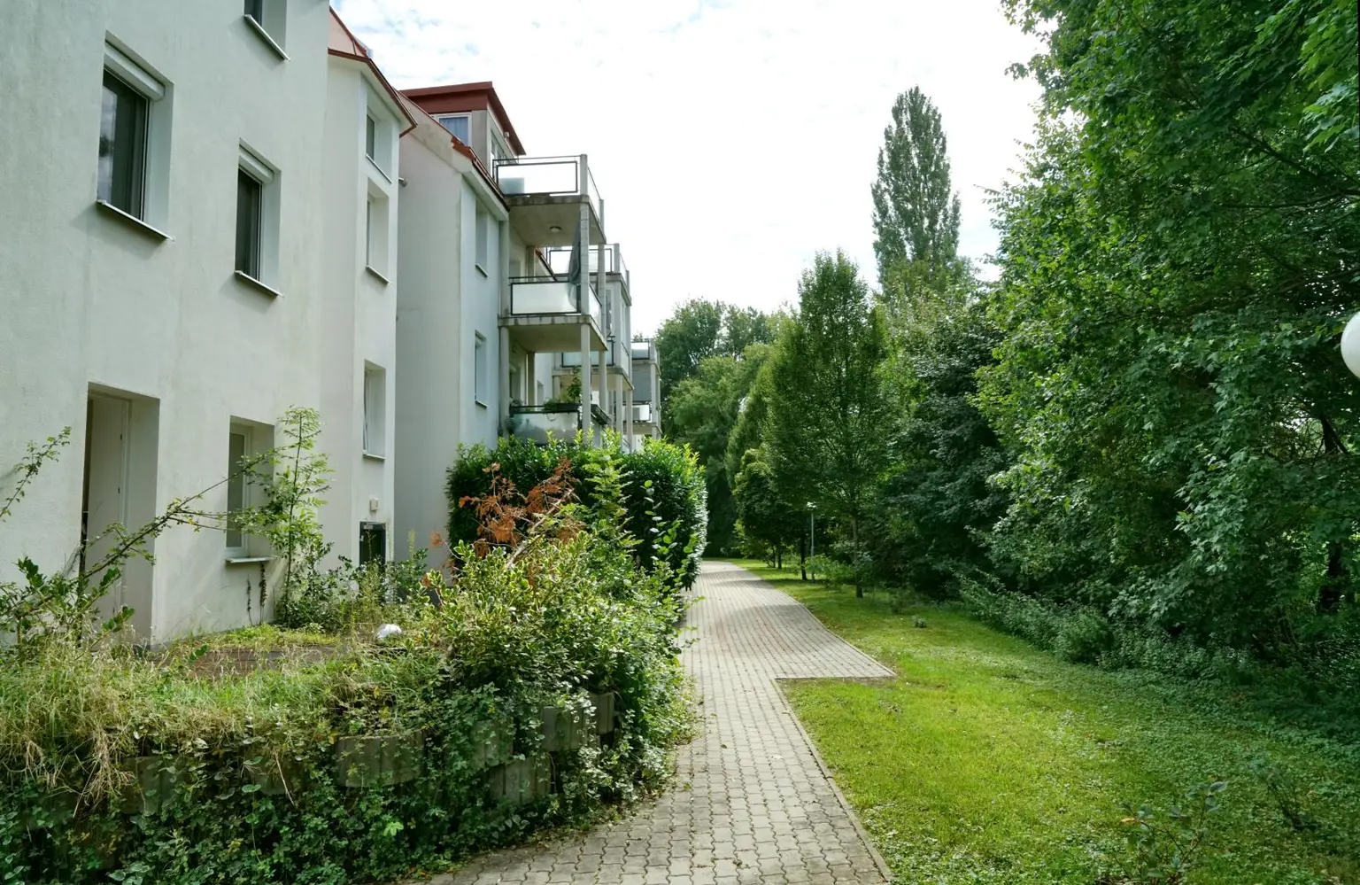 Einziehen und wohlfühlen! Moderne 2-Zimmerwohnung in Grün- und Ruhelage mit Terrasse und Eigengarten – Carport inklusive!