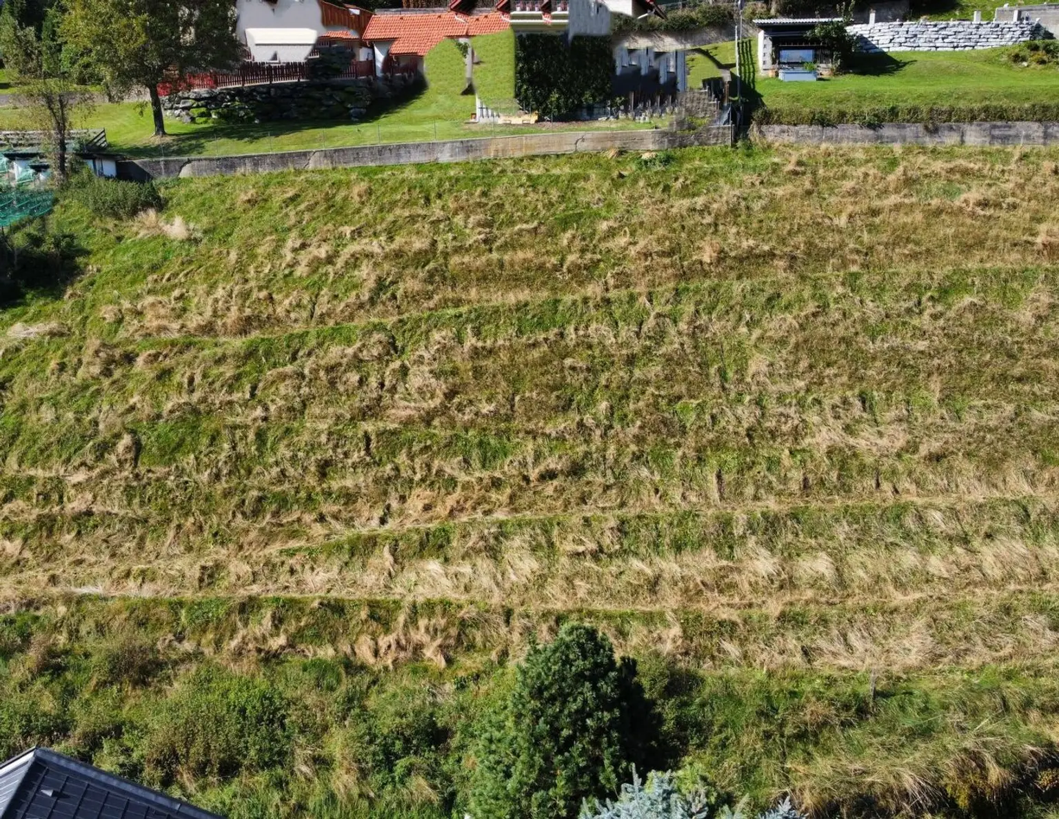 Großes Grundstück für Bauträger oder Privatpersonen mit Blick auf Berge und in die Ferne.