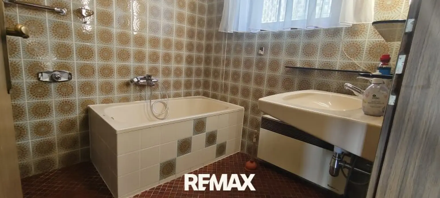 Badezimmer mit Badewanne