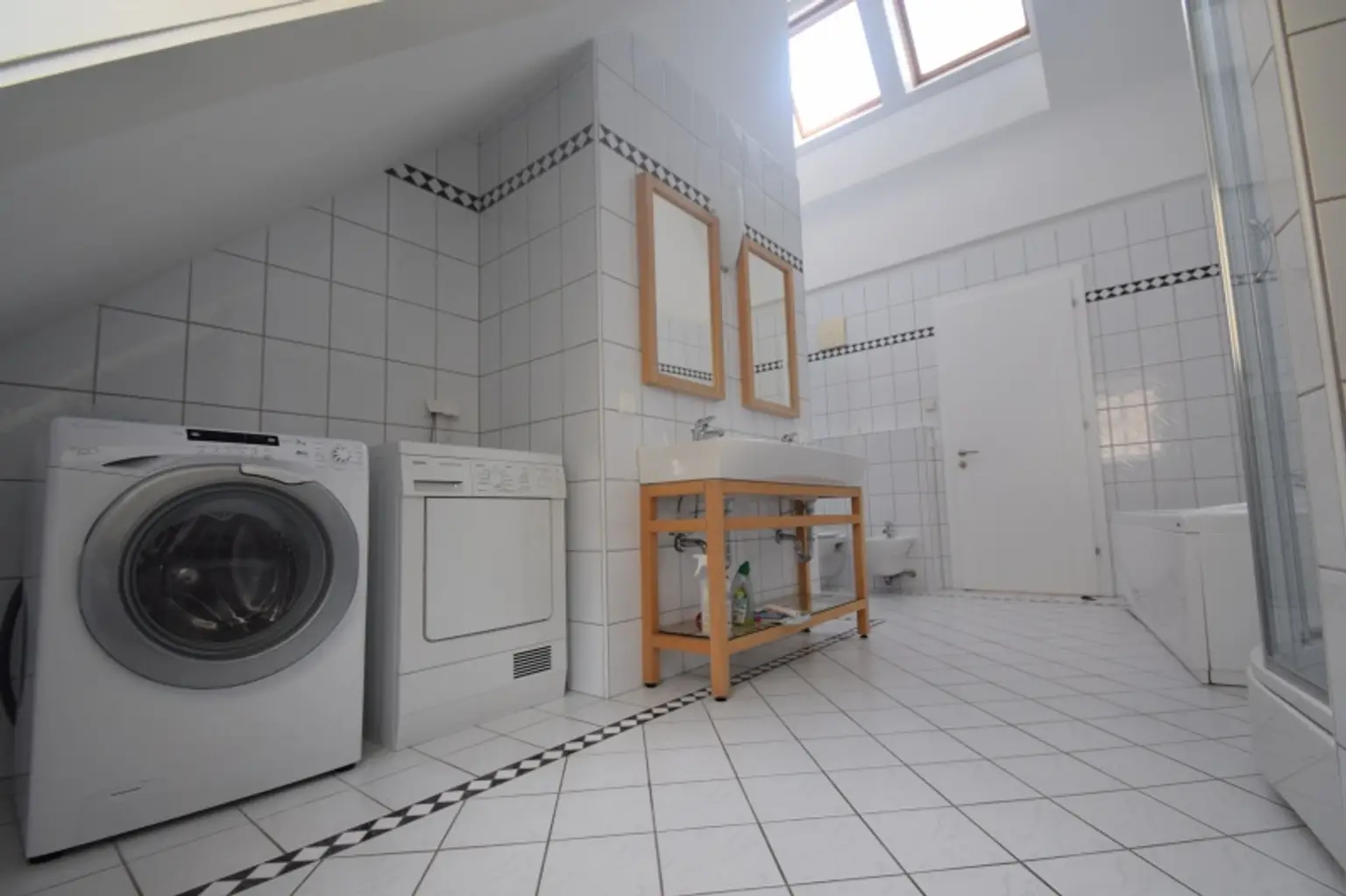 2_großes Badezimmer